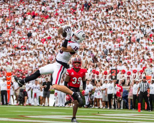 London Humphreys (16) elevates to haul in a pass from Georgia quarterback Gunner Stockton. SKYLA MORRIS/Staff