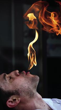 Working under the stage name “Burnt Reynolds,” a street performer with the Milledgeville-based Strange Bedfellows group entertained street-side Eatonton shoppers last Friday during An Evening in Eatonton, presented by Eatonton Main Street. SEE MORE PHOTOS >> PAGE A5 IAN TOCHER/Staff
