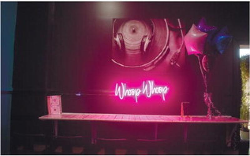 Daniels decorated the studio based on her love for music and a desire to keep an aesthetic atmosphere that can be adapted to the music. Therefore, most of the studio has art related to music and the use of neon lights that can be changed based on the music played for each class.