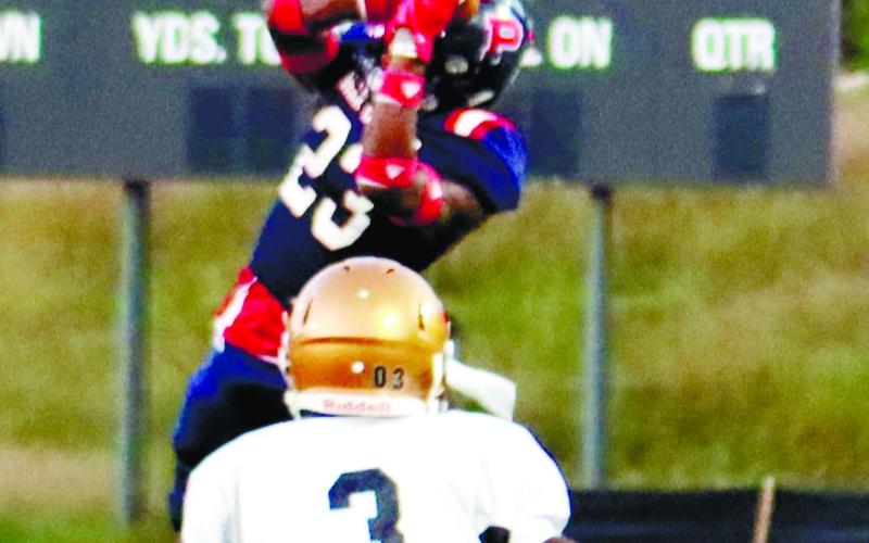 Putnam’s Jalon Kilgore goes up for the catch against a lone Bulldogs defender. ARELLA CASH/Staff