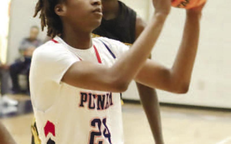 Cameroon Stephens (24) adds two points to the Putnam County lead. ARELLA CASH/Staff