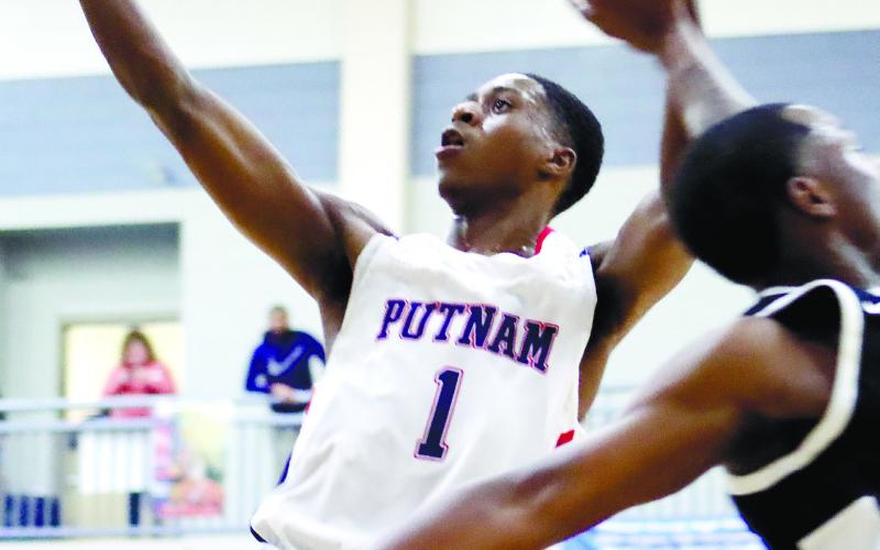 Senior Eren Banks (1) goes up for a layup against Washington County in last Tuesday’s win. ARELLA CASH/Staff