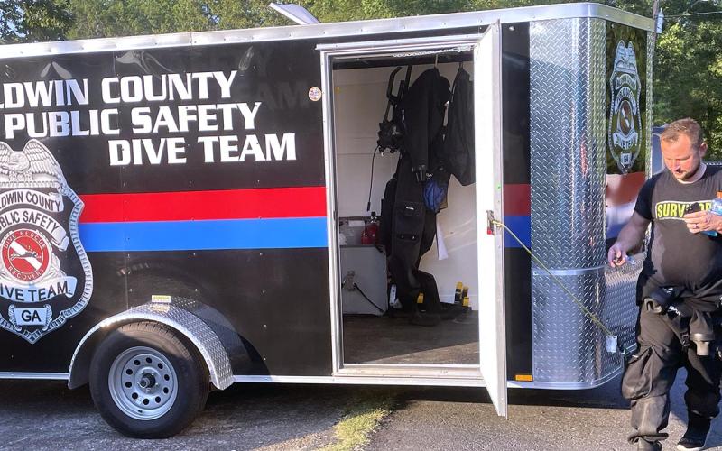Dep. Lt. Brandon Towe gets ready to go back out in the water to continue the search. (Photo by Lynn Hobbs)