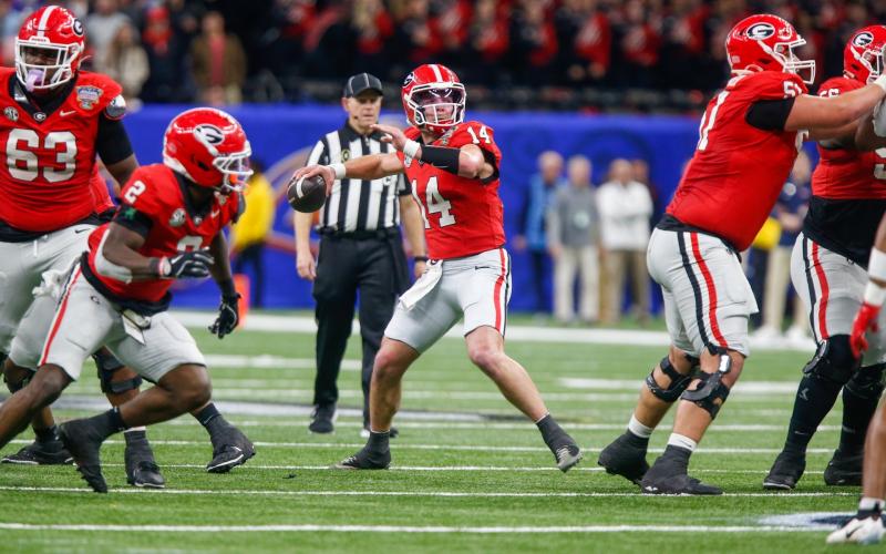 Georgia quarterback Gunner Stockton gets set to deliver a pass from the pocket. LANCE MCCURLEY/Staff