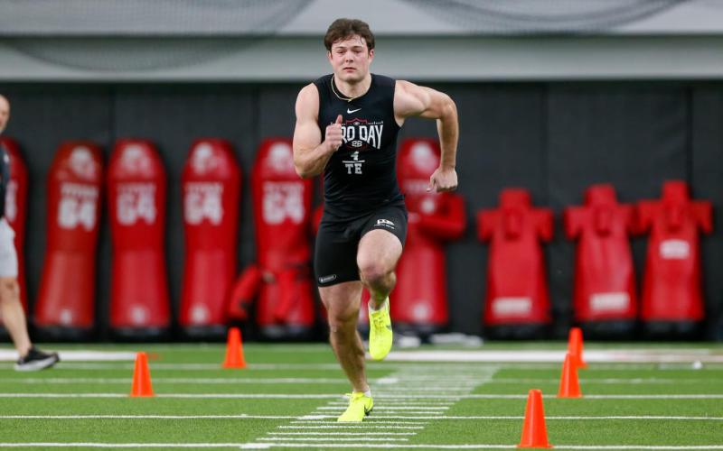 Georgia tight end Oscar Delp runs the 40-yard dash. LANCE MCCURLEY/Staff