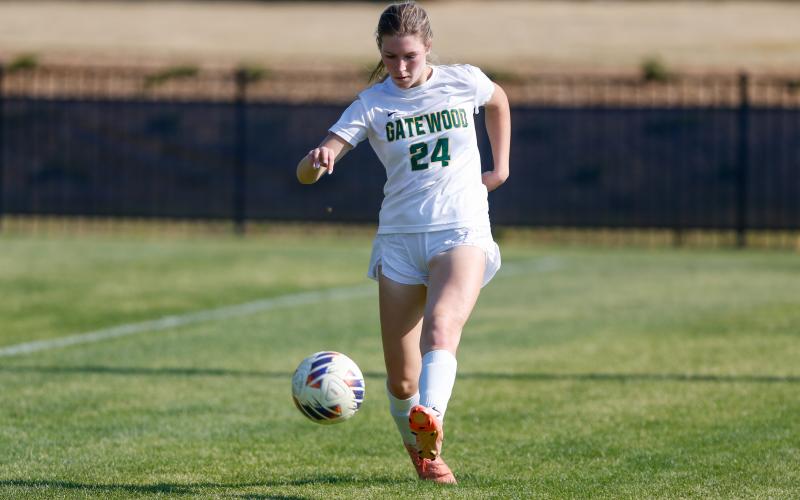 Gatewood senior defender Riley Justice (24) passes the ball. LANCE McCURLEY/Staff