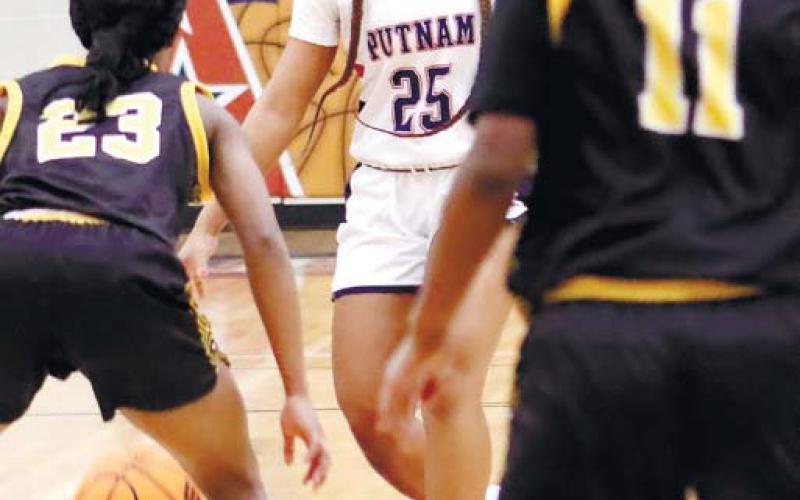 Halana Griffin (25) sets up the offense offense. ARELLA CASH/Staff