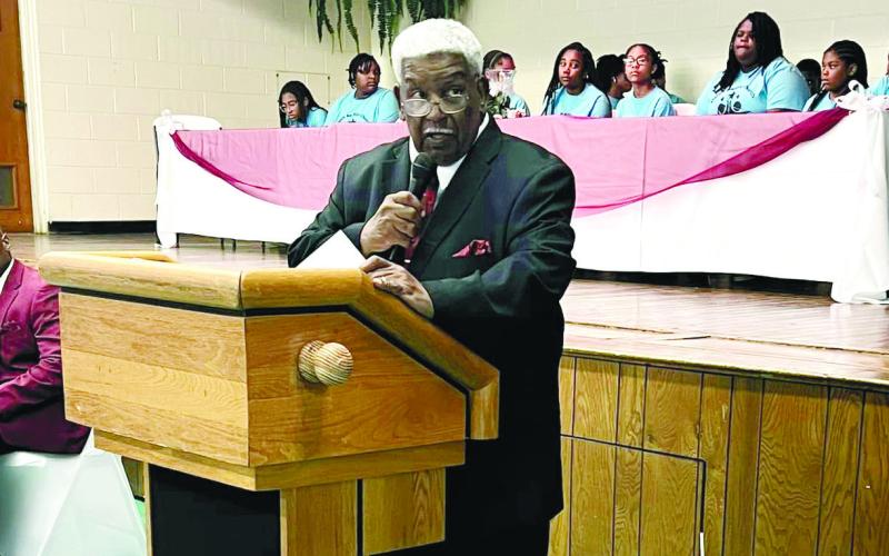 Tommy Moreland of the Class of ‘63 greets attendees while members of the Union Baptist Youth Choir listen attentively. CONTRIBUTED