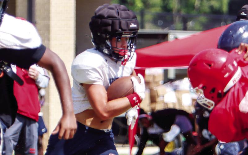 Putnam County junior tailback Branan Griffin weaves his way through Hawkinsville defenders. (LANCE MCCURLEY/Staff)