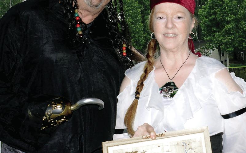 The two-person crew of the “Queen’s Lair” selected a framed wooden print of Lake Sinclair as their Best Decorated runner-up prize.