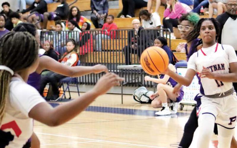 Putnam girls’ guard Azzi Brown (11) dishes it inside to a teammate. ARELLA CASH/Staff
