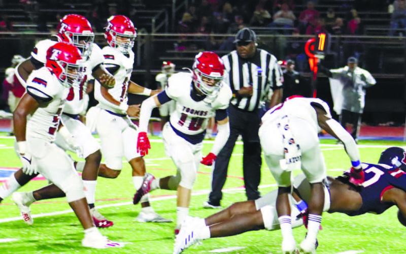 Putnam County senior running back Tamarion Peters (27) dives for the goal line past several Toombs County defenders. ARELLA CASH/Staff