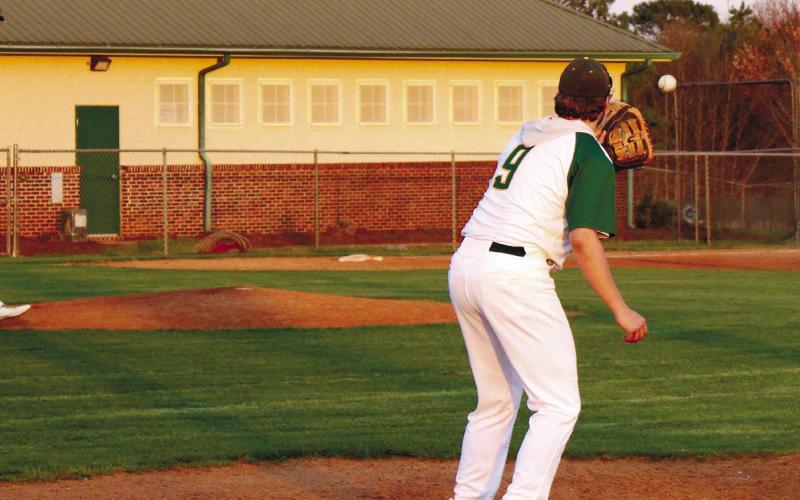Gators’ first basemen Trey Wiggins (9) anticipates a play at the bag. TREY NORRIS/Staff