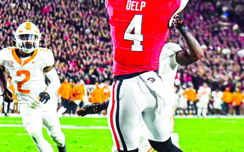 Georgia tight end Oscar Delp (4) hauls in one of two touchdown passes in the win over the Vols. CHARLES JORDAN/Staff
