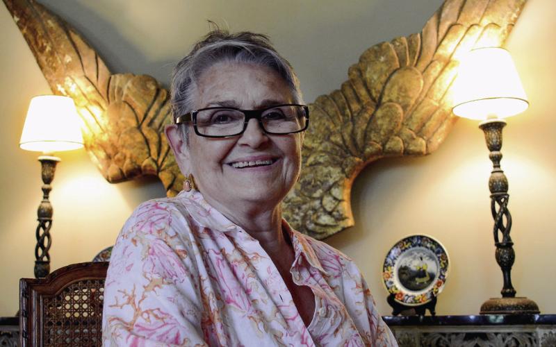 EHPC board member Diane Folk hosted Eatonton Expedition visitors at her 1818-era house, the oldest residence on the tour. (IAN TOCHER/Staff)
