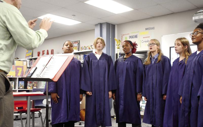 The Putnam County Middle School Chorus opened the PCMS showcase with a short performance. Scan the QR code to watch it. BAILEY BALLARD/Staff