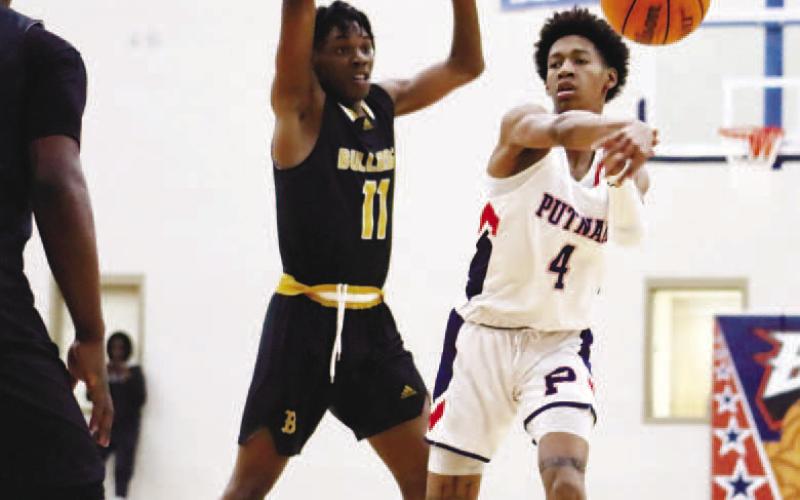Keyni Crawford (4) passes to open shooter. ARELLA CASH/Staff
