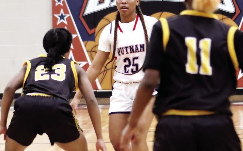 Halana Griffin (25) brings the ball up the floor in a game last season. She’s going to be one of the Lady Eagles’ top players in 2023-24. ARELLA CASH/File photo
