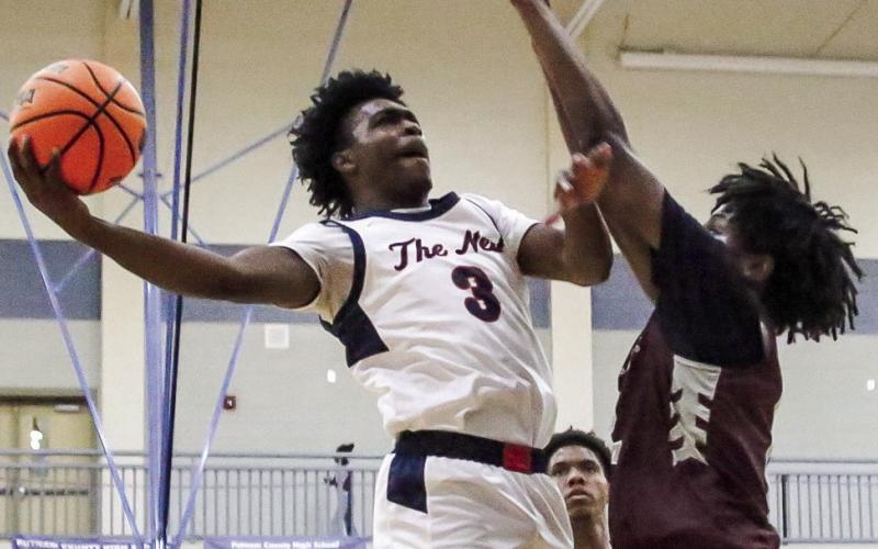 Putnam County’s Jmari Greene (3) attempts to go up for a layup over a Southwest Atlanta Christian defender. TREY NORRIS/Staff