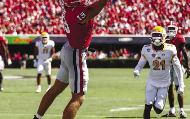 Brock Bowers (19) jumps up and makes an incredible catch just before going out-of-bounds near the goal line. KAYLA RENIE/UGA Athletics