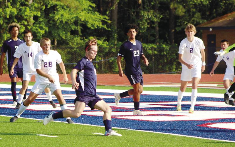 Andrew Hildreth faces a strong Union County defense. ARELLA CASH/Staff