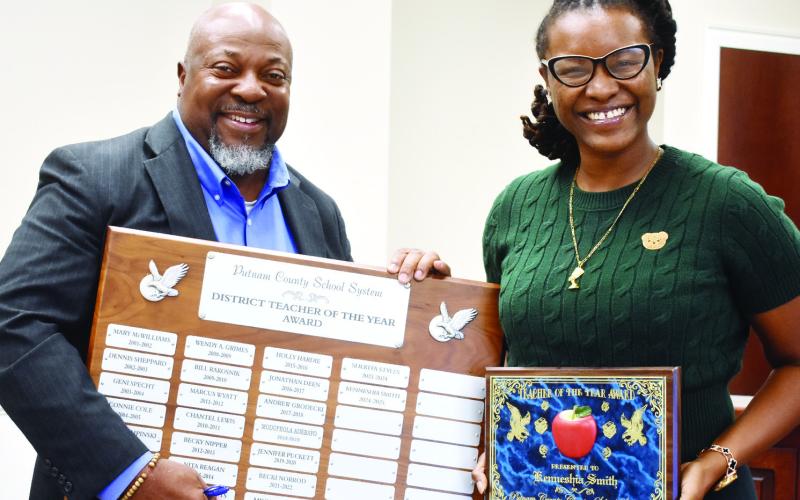 Putnam County Superintendent Derick Austin recognizes Putnam County Teacher of the Year Kenneshia Smith. BAILEY MCCULLY/Staff