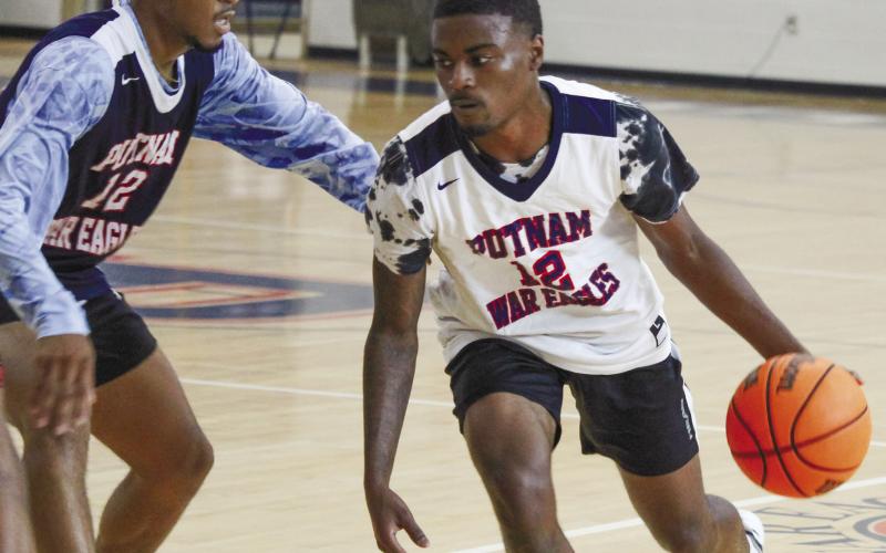 Malik Thornton (class of 2022) drives the ball inside the paint against Deontay White (class of '17). TREY NORRIS/Staff