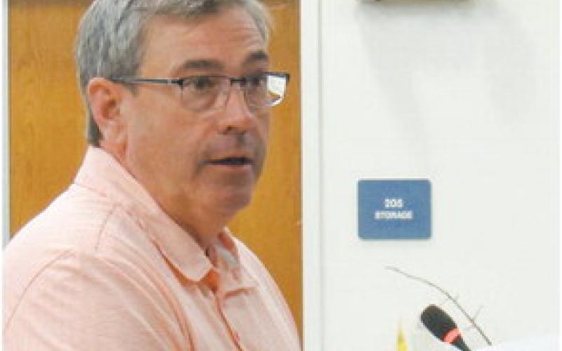 Scott Tolleson of the Municipal Gas Authority of Georgia discusses with the Eatonton City Council an agreement to sell natural gas at a discount to a company that will convert methane from Putnam County cows into natural gas. MARK ENGEL/Staff
