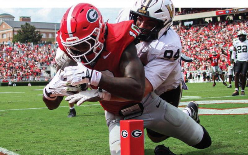 Georgia tight end Elyiss Williams hauls in a pass leading to a score against the Commodores in Athens Saturday. TREY NORRIS/Staff