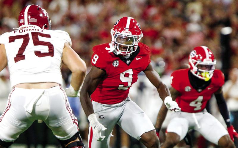 Georgia’s defense failed to pressure Alabama quarterback Ty Simpson consistently, but linebacker Chris Cole (9) was credited with the Bulldogs’ lone sack. LANCE McCURLEY/Staff