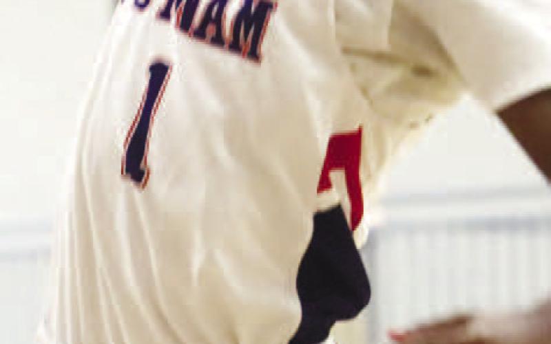 Putnam County's Eren Banks (1) goes up for a layup. LANCE MCCURLEY/Staff