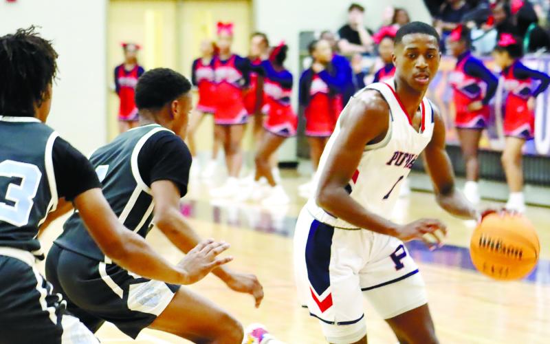 Eren Banks (1) controls the tempo of the game and cuts through Glenn Hills defense. ARELLA CASH/Staff