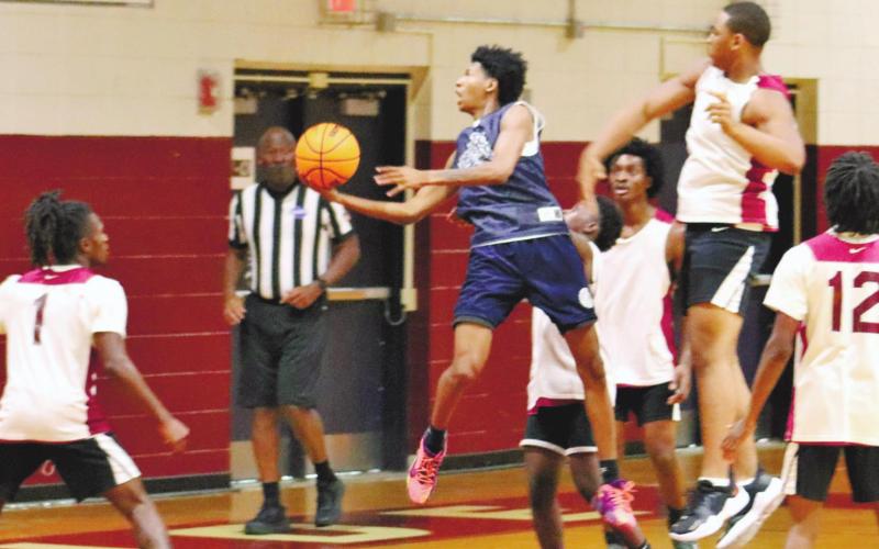 Keyni Crawford cuts through traffic. ARELLA CASH/Staff