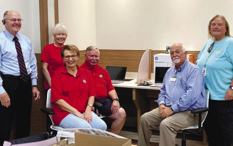 Elks donate laptops to veterans