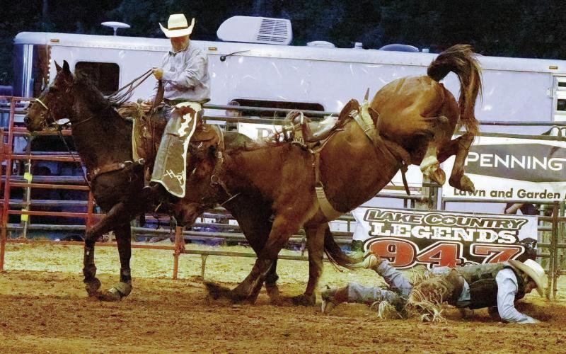 A wrangler tries to rope a bull. (LEIGH LOFGREN/Staff)