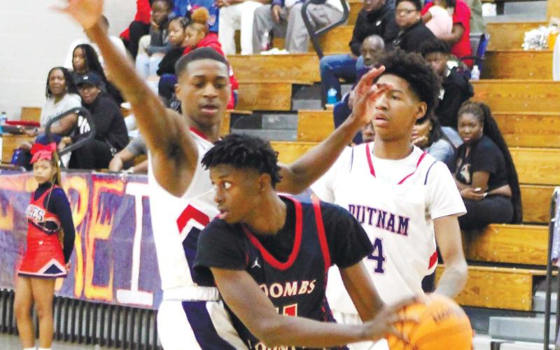 Eren Banks (1) and Keyni Crawford (4) double-team a Toombs County guard. ARELLA CASH/Staff