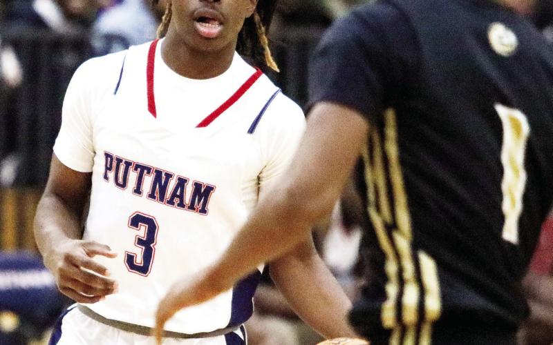 Putnam County sophomore J’mari Greene (3) led in scoring with 16 points in the loss to Hancock Central last week. Greene is currently the team’s secondleading scorer, averaging 14.7 points per game behind senior guard Landon Bonner. LANCE McCURLEY/File photo