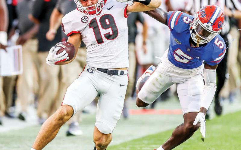 Georgia tight end Brock Bowers (19) tiptoes down the sideline during 2021 game against Florida. MACKENZIE MILES/UGA Athletics