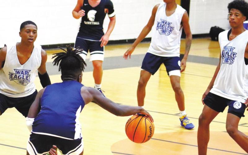A trio of Putnam County guards set up in a zone, trying to stop the opposing team’s guard. ARELLA CASH/Staff