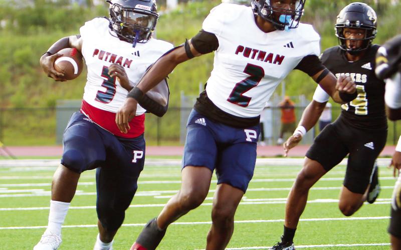 Putnam County tailback Rashod Daniel (3) runs around the edge of the Greene defense behind quarterback Jamarion Robertson (2). (LANCE MCCURLEY/Staff)