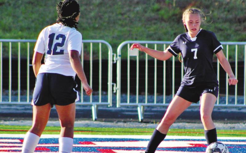 Shilo Seamens moves around a defender. ARELLA CASH/Staff
