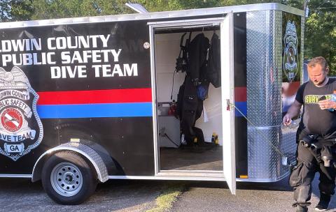Dep. Lt. Brandon Towe gets ready to go back out in the water to continue the search. (Photo by Lynn Hobbs)
