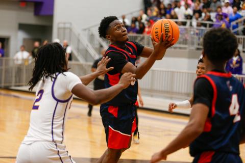 Putnam County senior Tamaud Woodson goes up for a layup over Fitzgerald defenders. LANCE McCURLEY/Staff