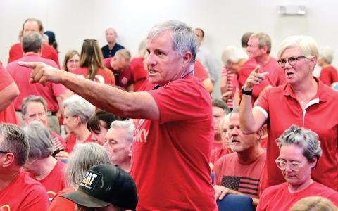 Putnam County citizens react to a 3-2 vote by the county’s planning-andzoning commission to allow Wisconsin-based Putnam County Stone to withdraw its initial quarry permit application “without prejudice.” IAN TOCHER/Staff