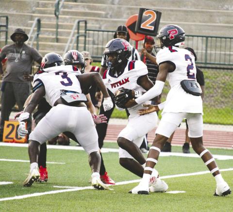 Putnam County quarterback Jamarion Robertson (2) hands the ball off to Mark Little (6). TREY NORRIS/Staff