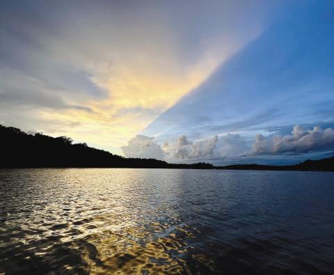 Clouds cut the sky in half as the sun set over Lake Sinclair, near Murder Creek, earlier this month. Have you seen a sight that bugs you, captures your imagination or makes you wonder what’s going on? Tell us about it. Send email to editor@msgrnews.com or call 706-749-7232. IAN TOCHER/Staff