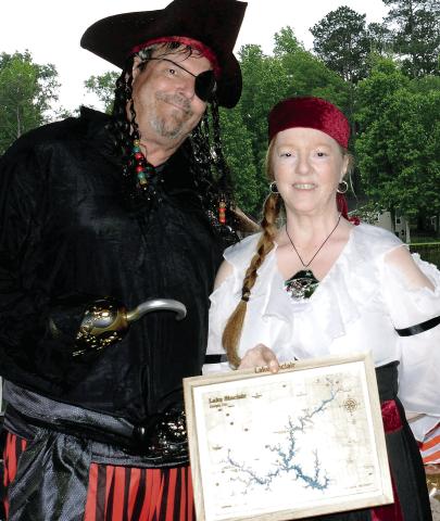 The two-person crew of the “Queen’s Lair” selected a framed wooden print of Lake Sinclair as their Best Decorated runner-up prize.