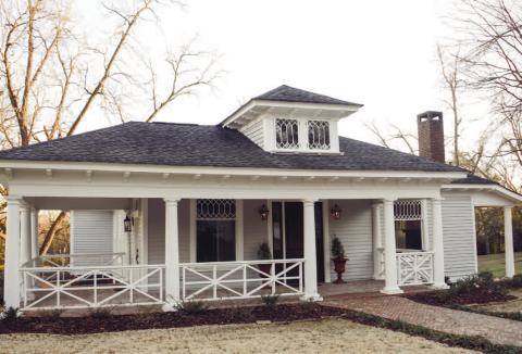 The 120-year-old Gardner-Grifth house in the historic residential area north of Eatonton’s downtown recently underwent a lengthy, floor-to-roof renovation that brought it from derelict to debonair.