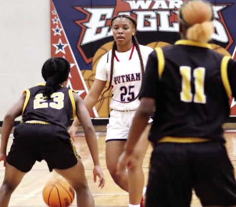 Halana Griffin (25) brings the ball up the floor in a game last season. She’s going to be one of the Lady Eagles’ top players in 2023-24. ARELLA CASH/File photo
