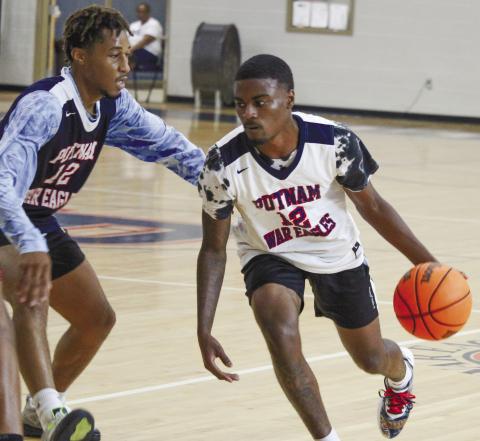 Malik Thornton (class of 2022) drives the ball inside the paint against Deontay White (class of '17). TREY NORRIS/Staff